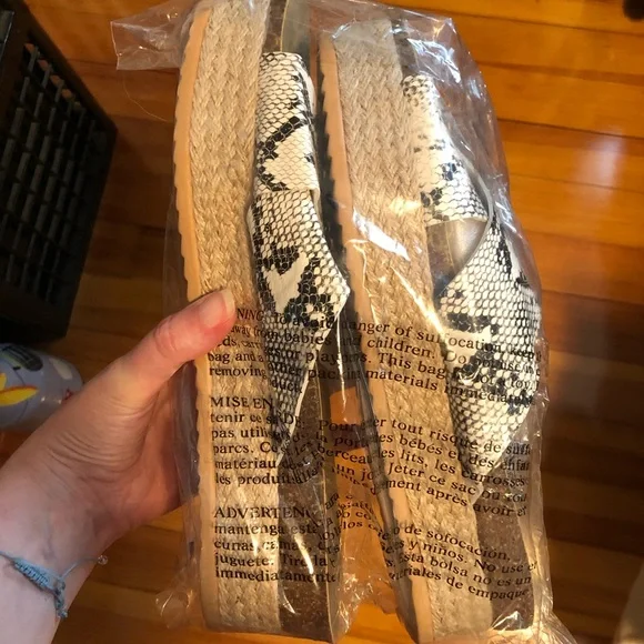 Black & white Snakeskin Platform Sandals NWT final price - Picture 3 of 4